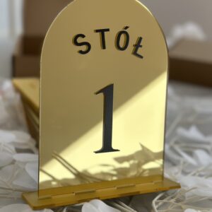 Zestaw złotych numerów z czarnym napisem na stoły 1-15