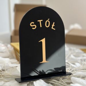 Zestaw czarnych numerów ze złotym napisem na stoły 1-15