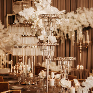 Stelaż metalowy prosty złoty z oświetleniem z akrylowymi zawieszkami